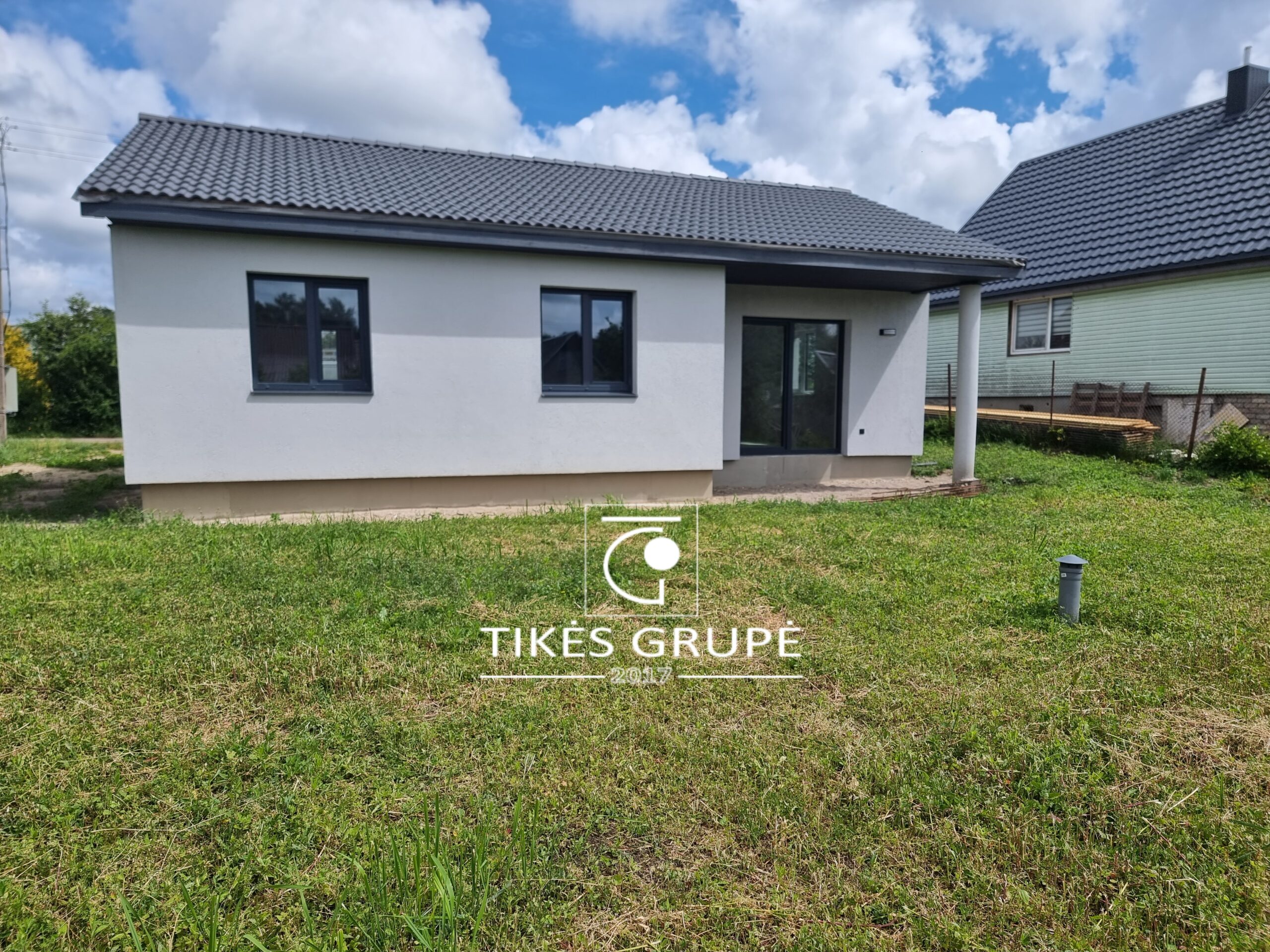 Parduodamas naujos statybos pilnai įrengtas 1 aukšto 80 m² mūrinis sodo namas su 6 a. žemės sklypu.