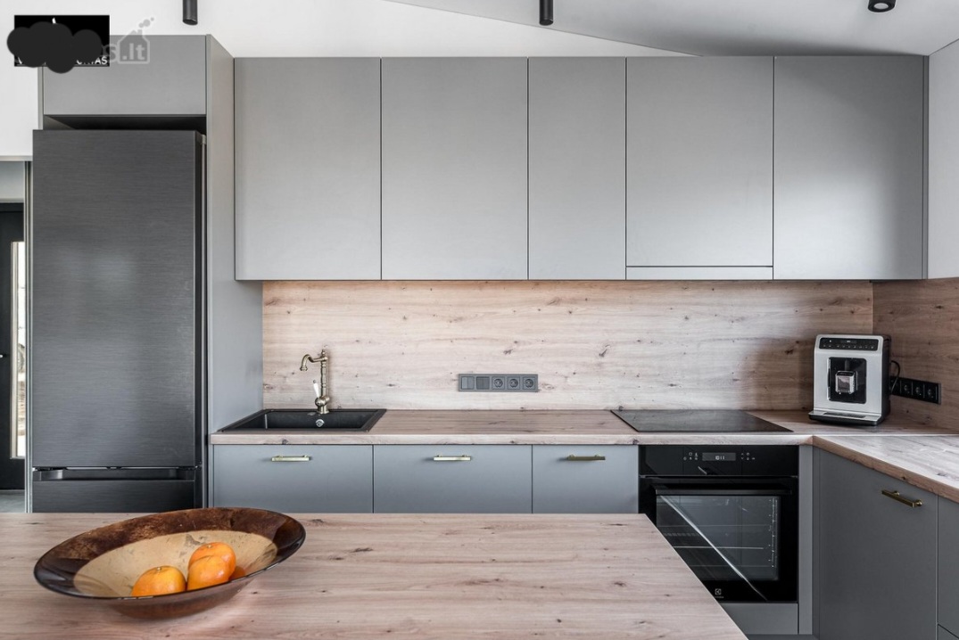 Parduodamas namas su atskiru svečių namuku