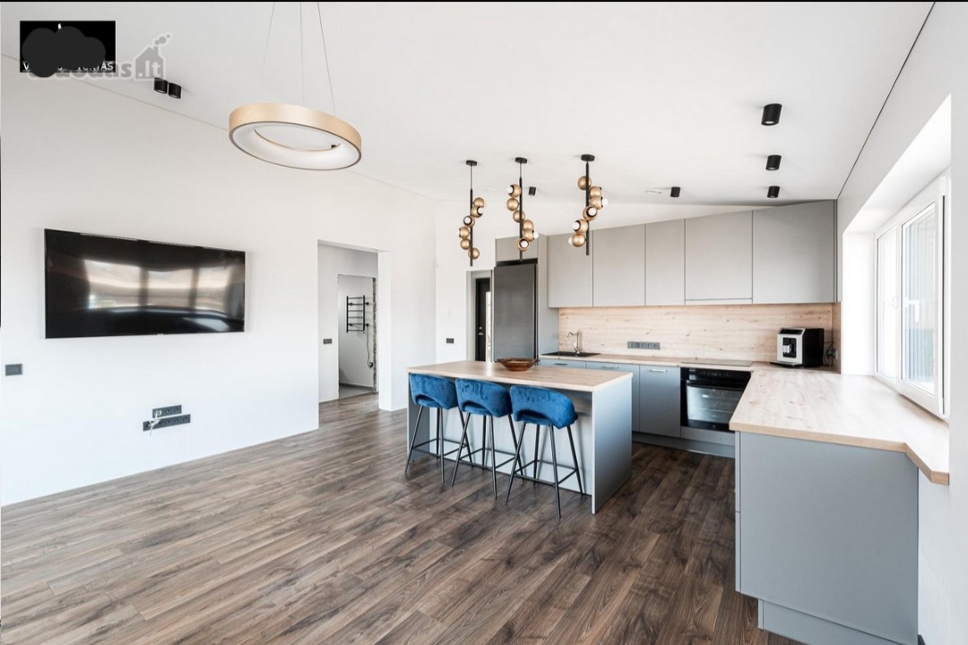 Parduodamas namas su atskiru svečių namuku