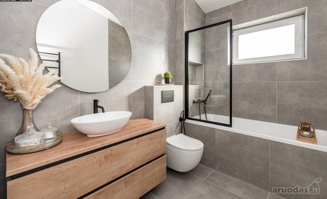 Parduodamas namas su atskiru svečių namuku