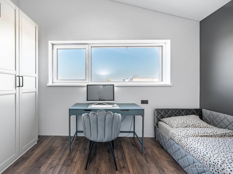 Parduodamas namas su atskiru svečių namuku