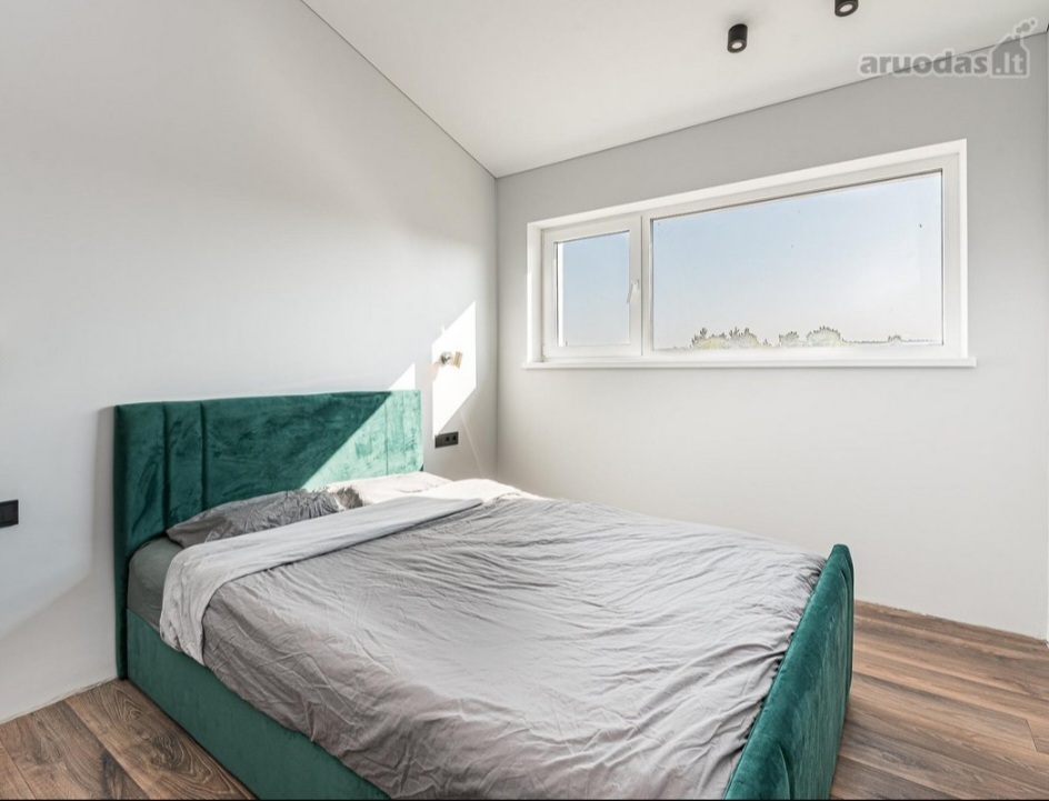 Parduodamas namas su atskiru svečių namuku