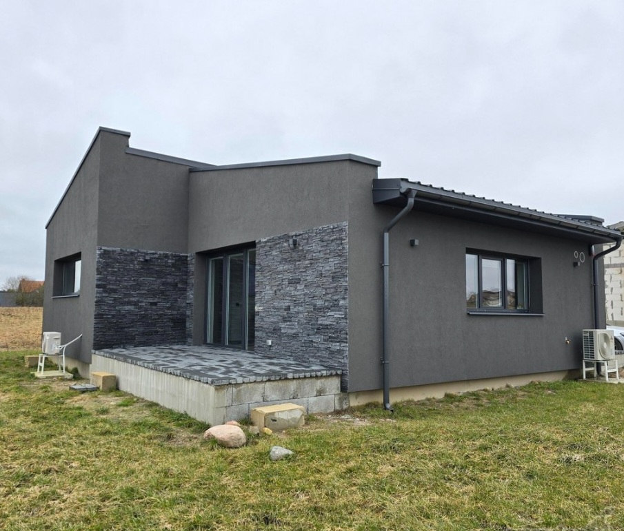 Parduodamas namas su atskiru svečių namuku