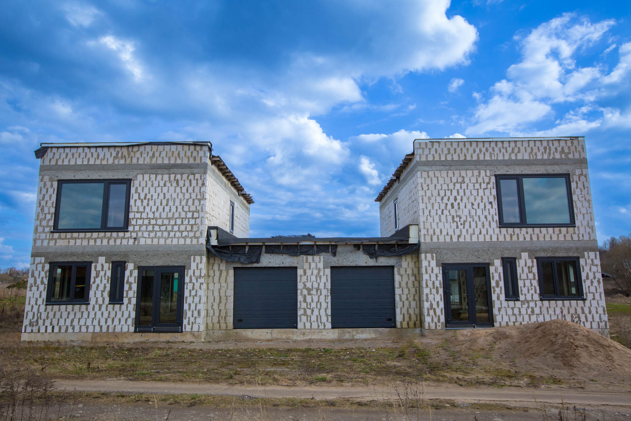 Parduodu neįrengtą dvibutį gyvenamą namą.