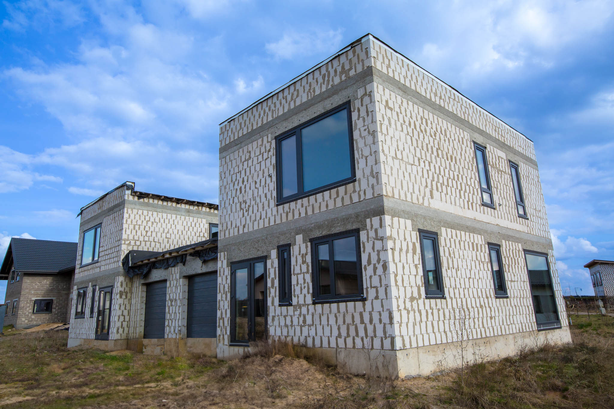 Parduodu neįrengtą dvibutį gyvenamą namą.