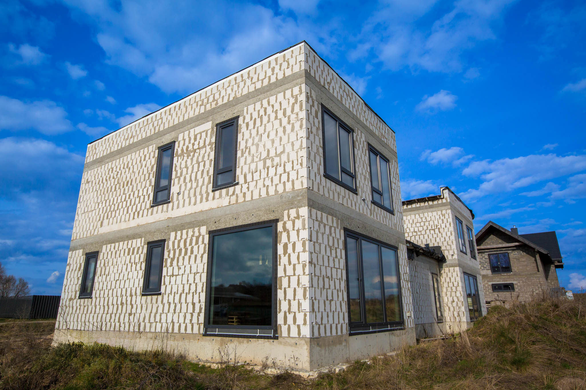 Parduodu neįrengtą dvibutį gyvenamą namą.