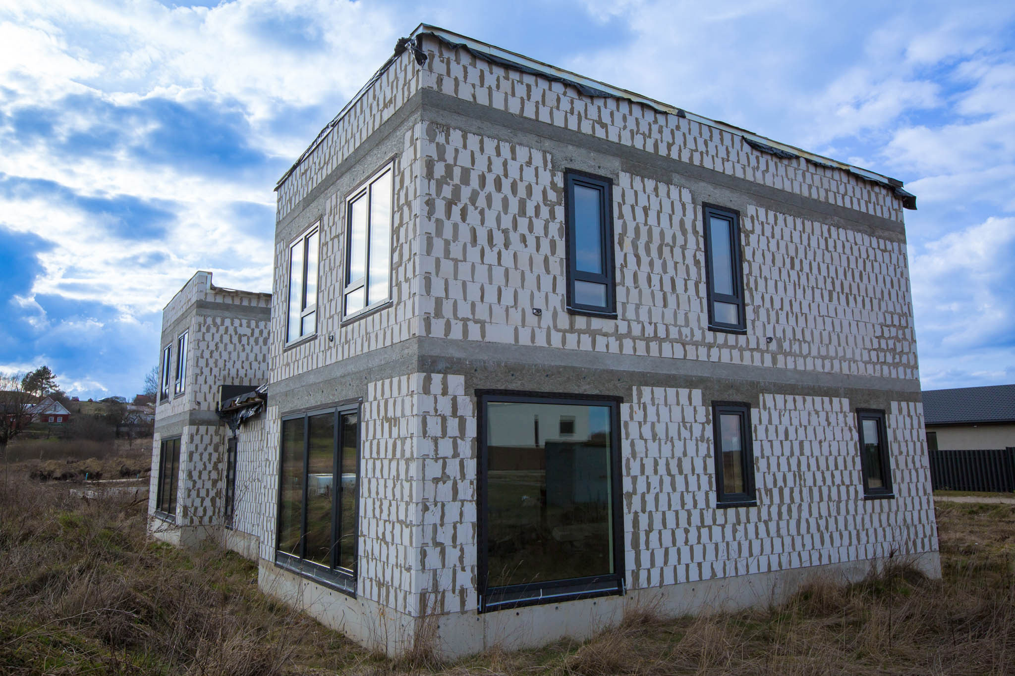 Parduodu neįrengtą dvibutį gyvenamą namą.