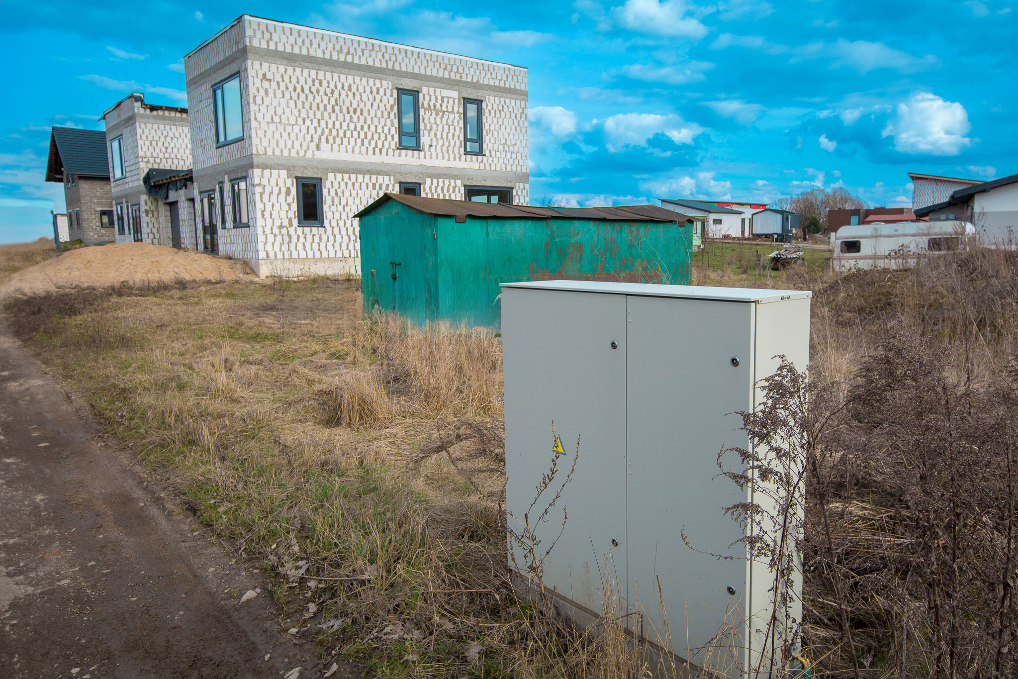 Parduodu neįrengtą dvibutį gyvenamą namą.