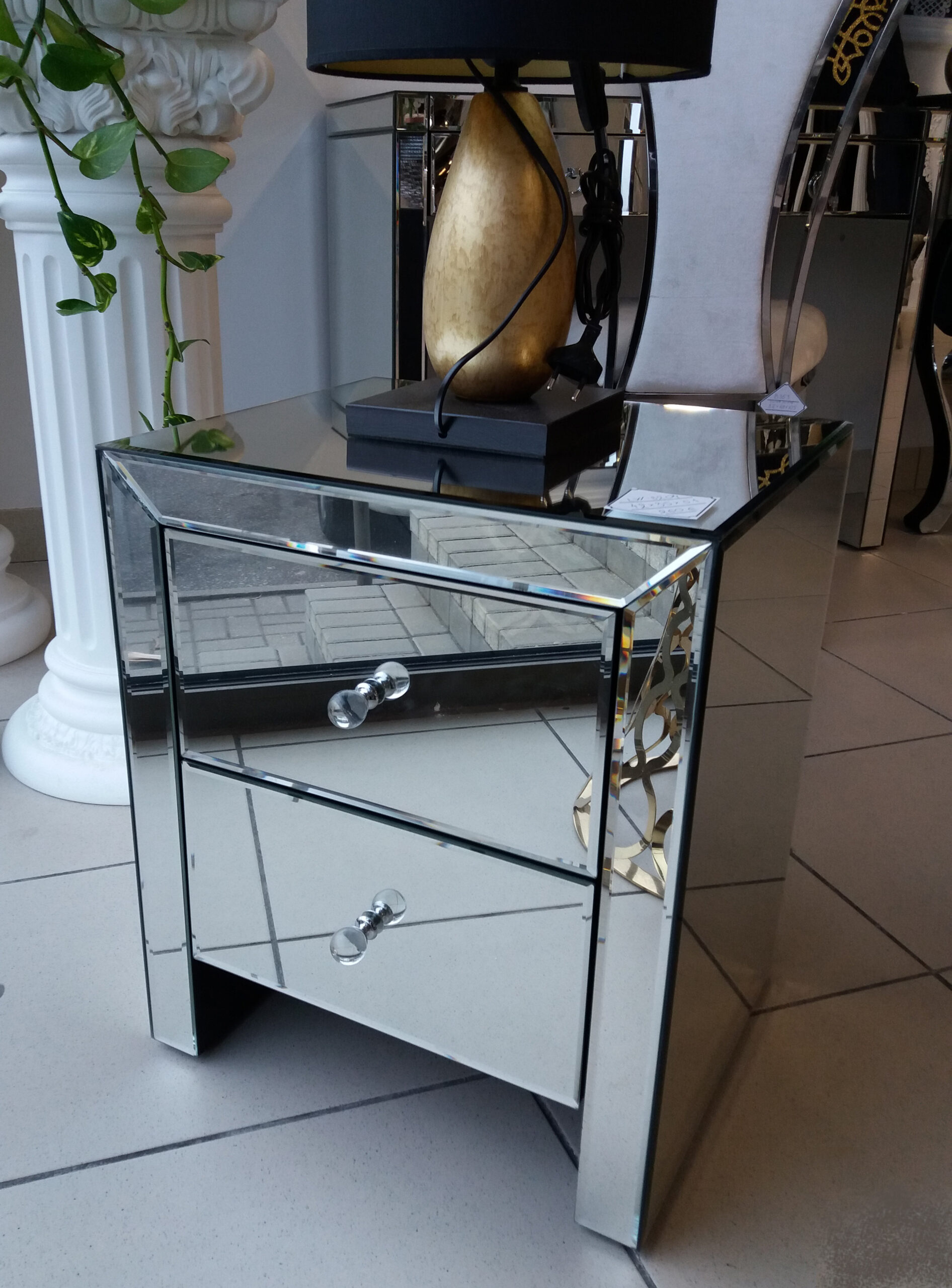 Veidrodžiai, konsolės, komodos, veidrodiniai baldai