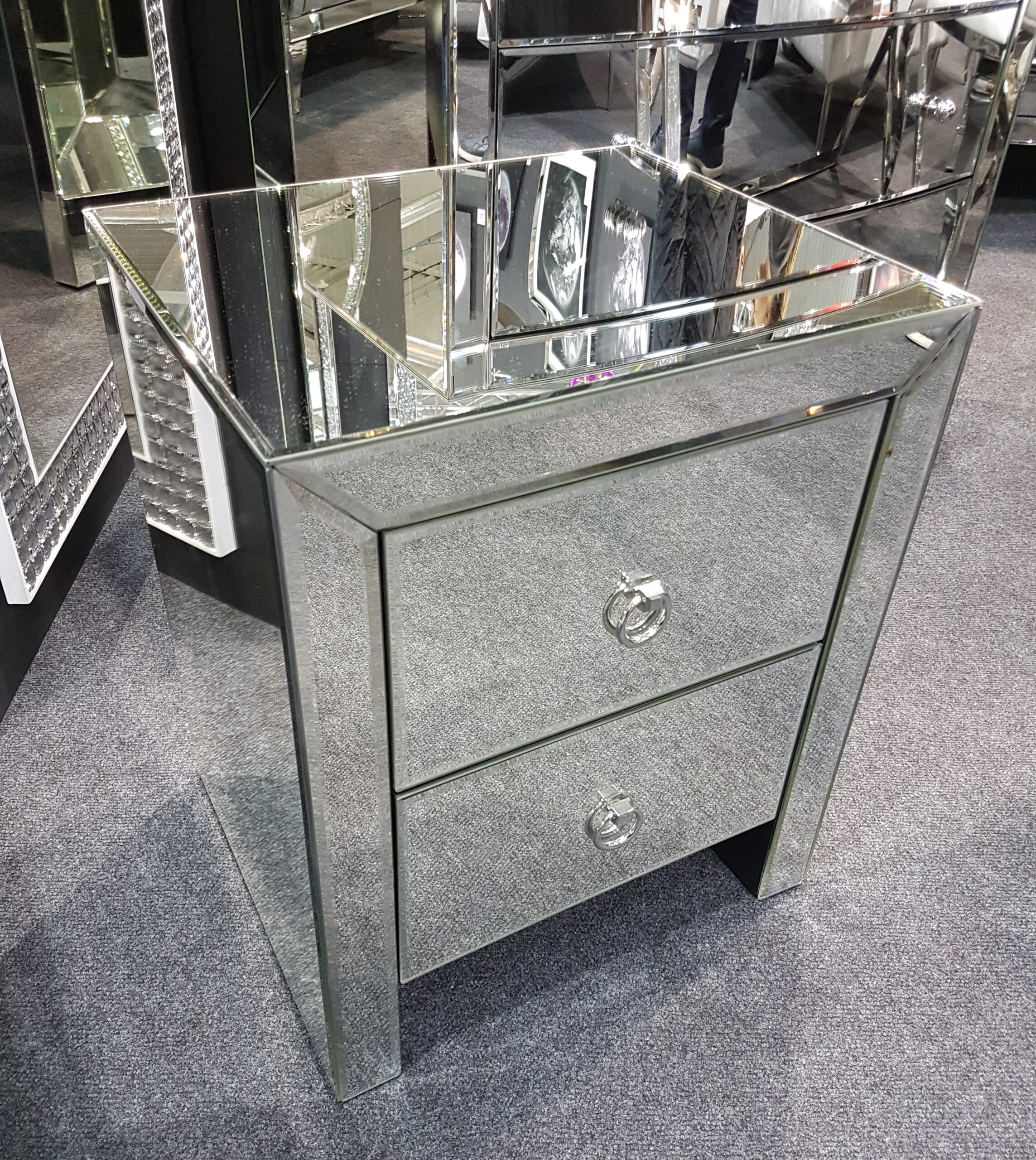 Veidrodžiai, konsolės, komodos, veidrodiniai baldai