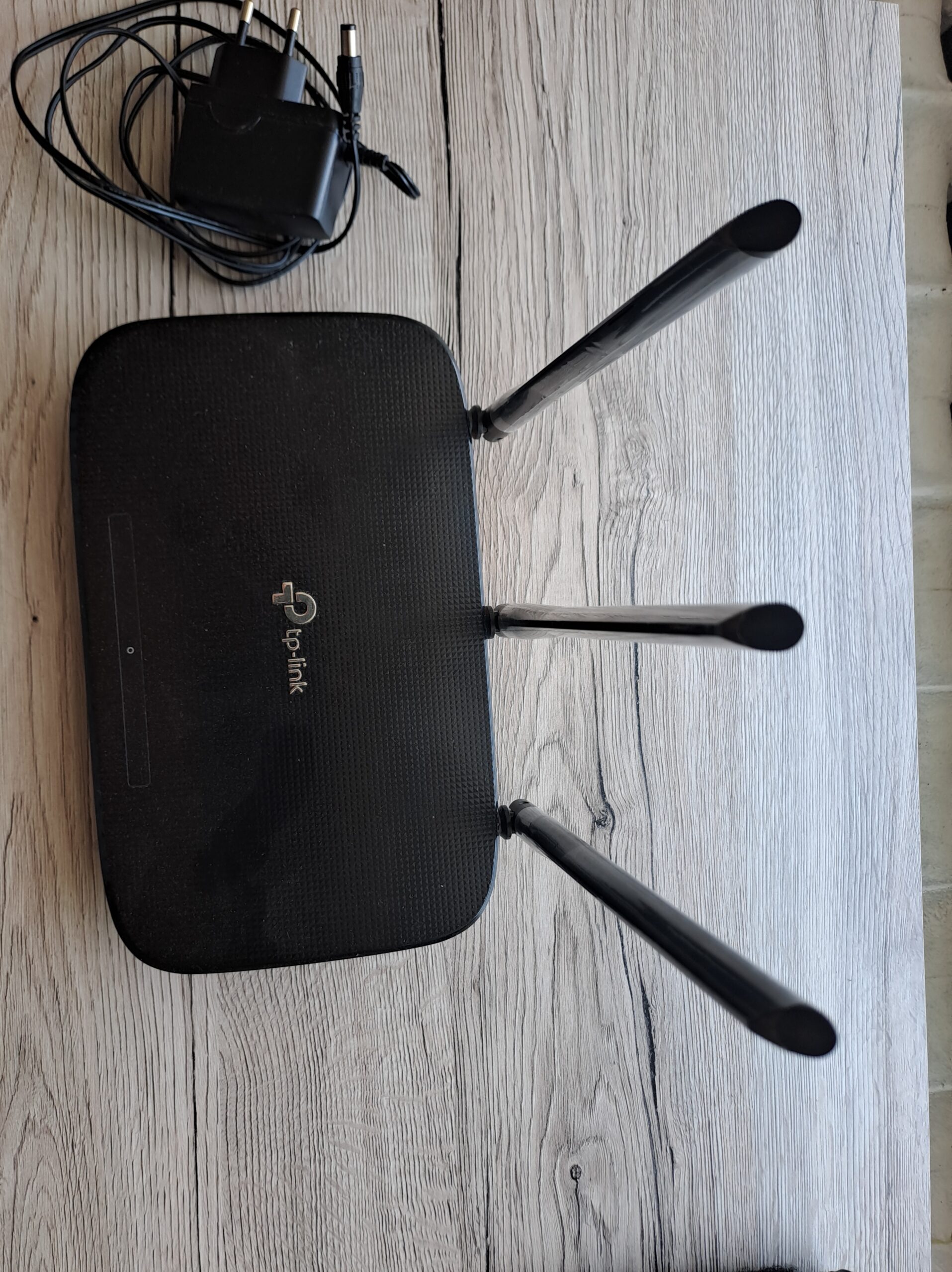 tp link Model: TL-WR940N 450mbps. 15€.