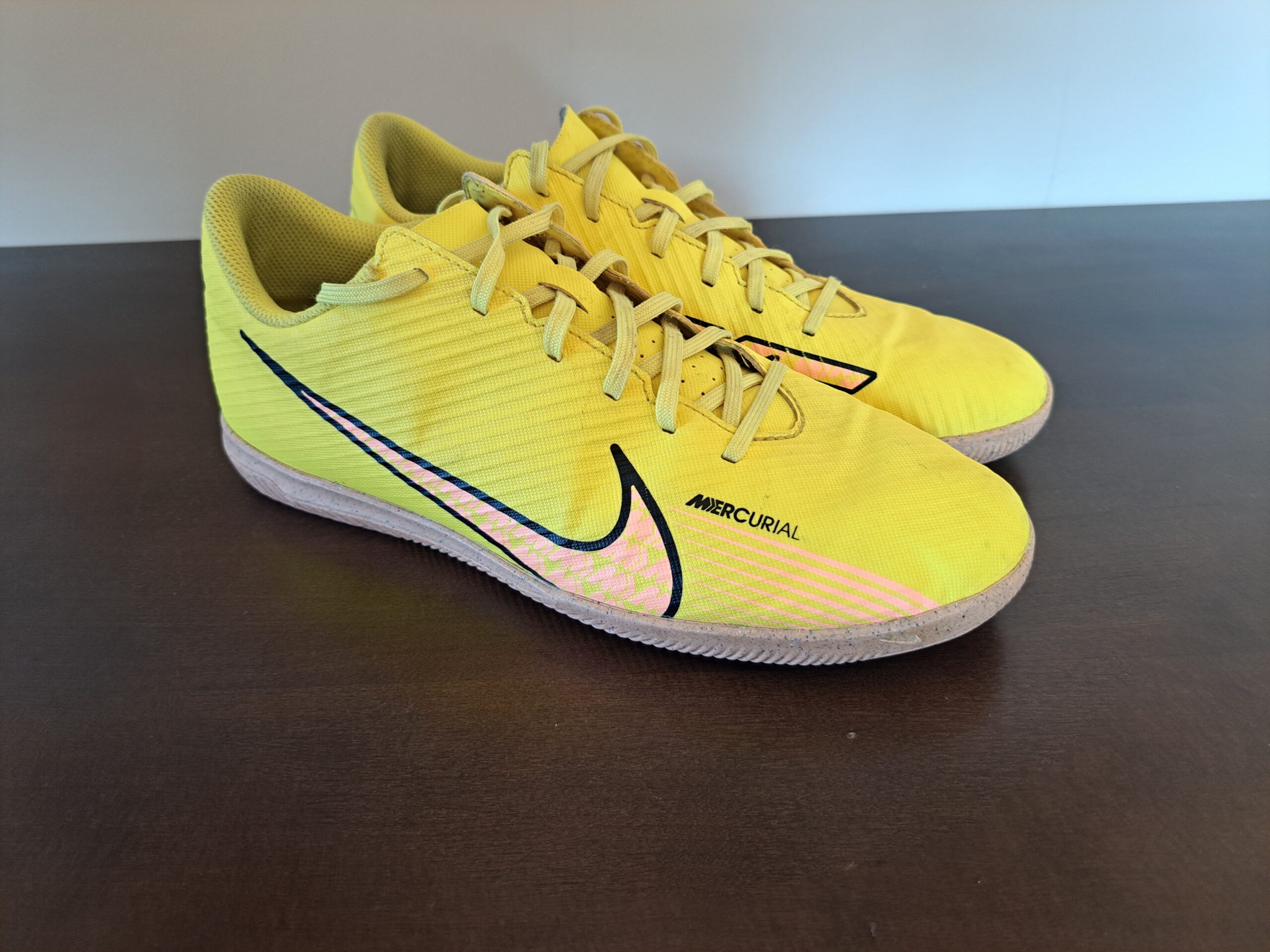 Parduodami 42,5 dydžio futbolo batai