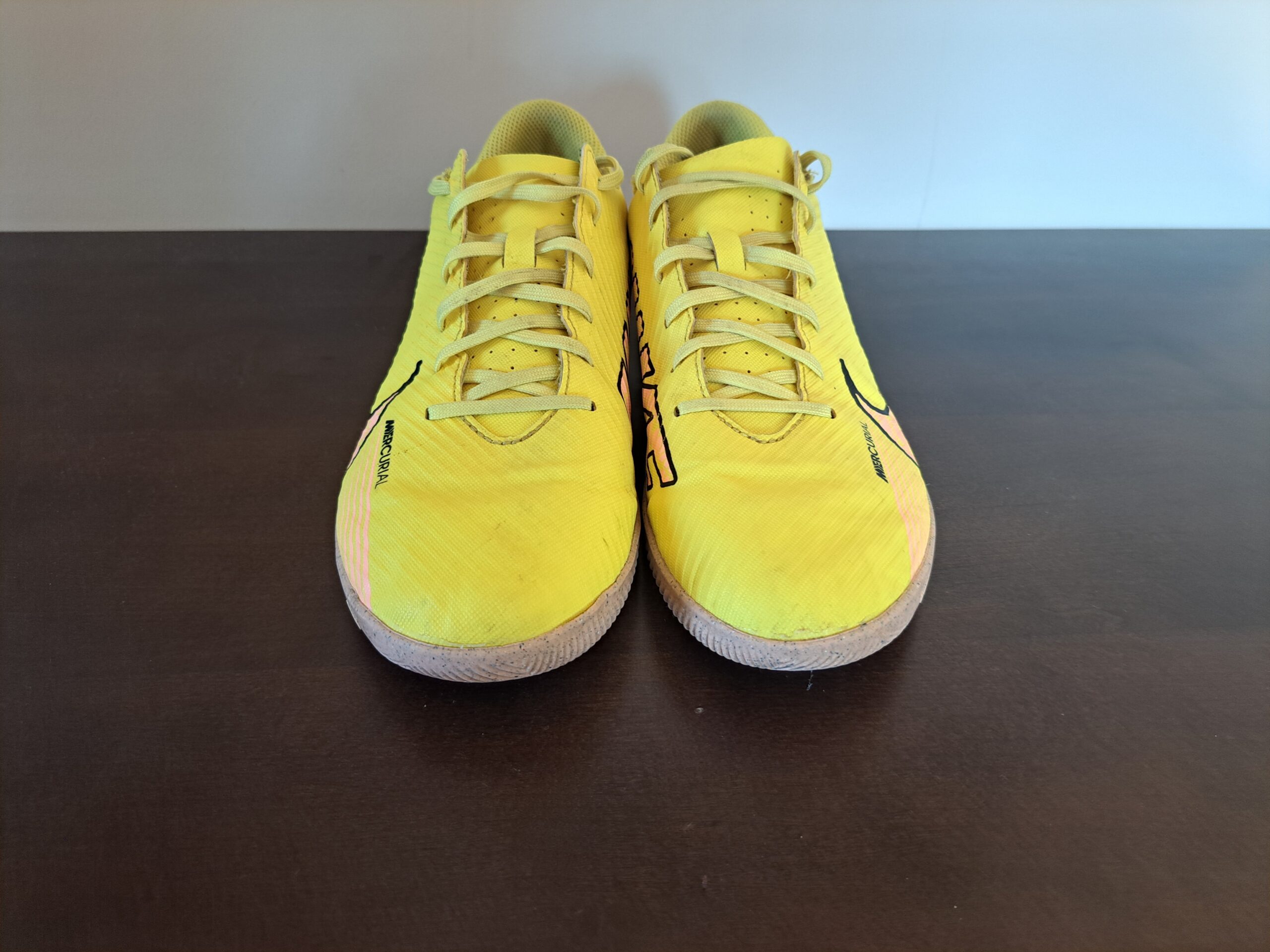 Parduodami 42,5 dydžio futbolo batai