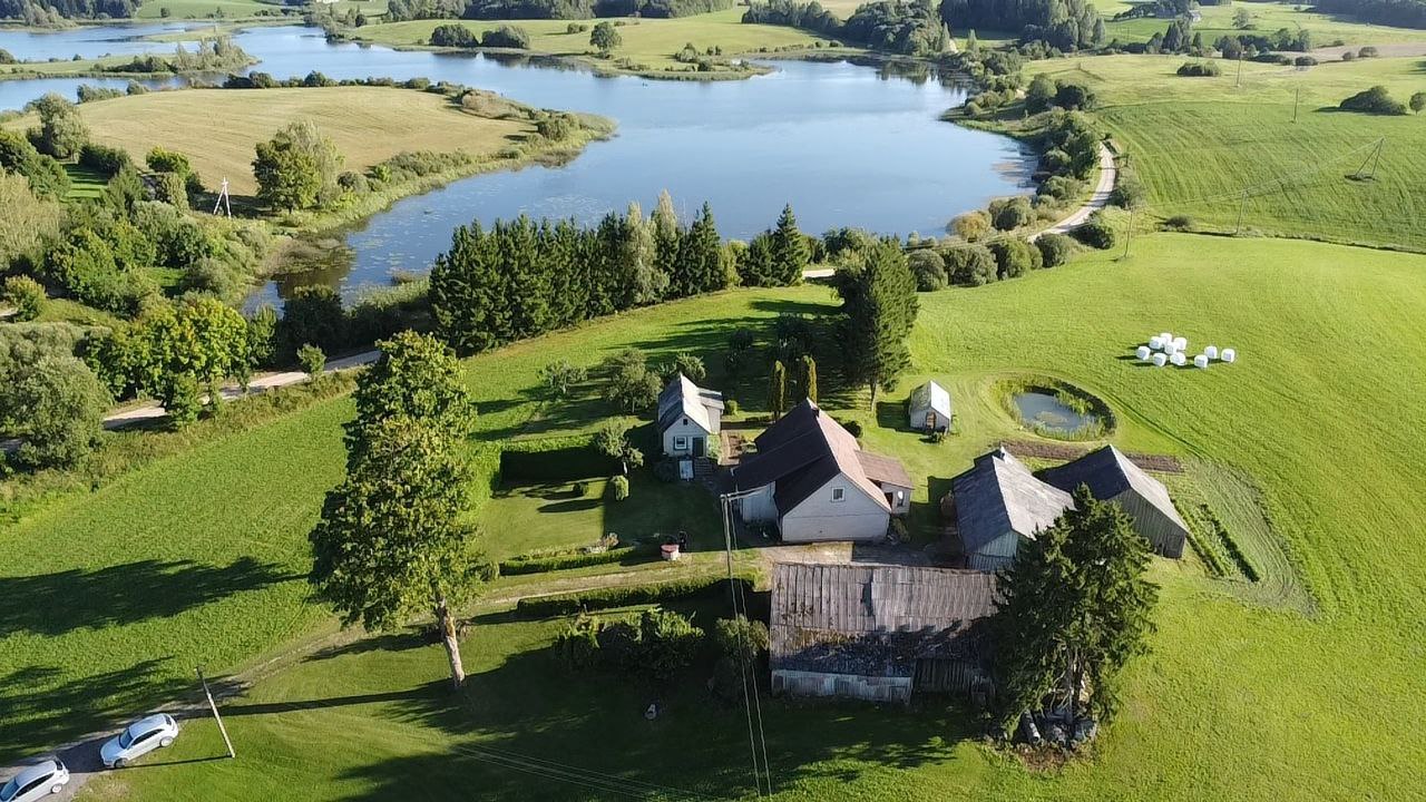 Parduodamas namas su sklypu