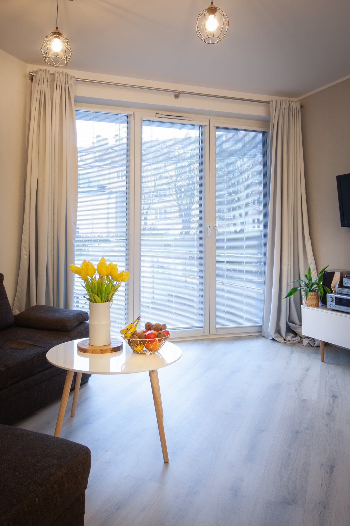 Šiuolaikiški Roletai ir Apšvietimas Jūsų Namams