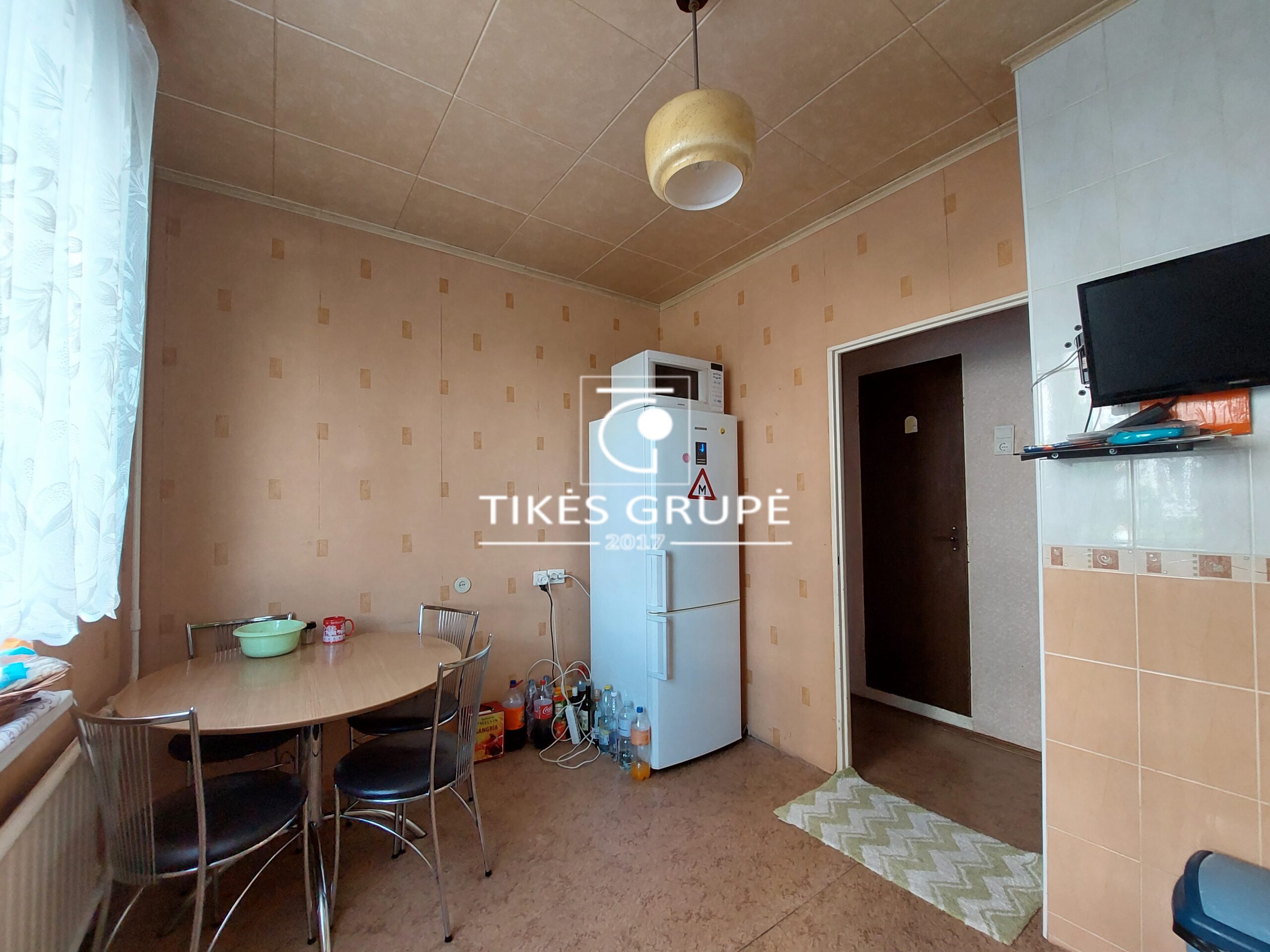 Parduodamas 2 kambarių butas su holu