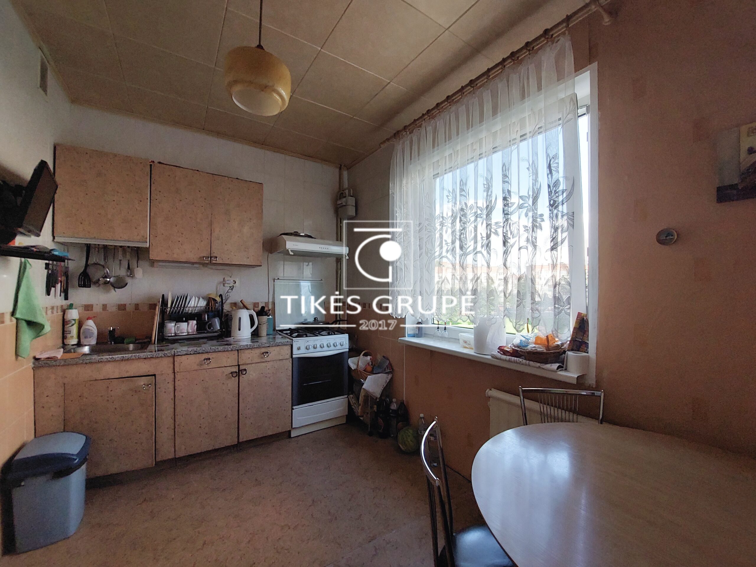 Parduodamas 2 kambarių butas su holu