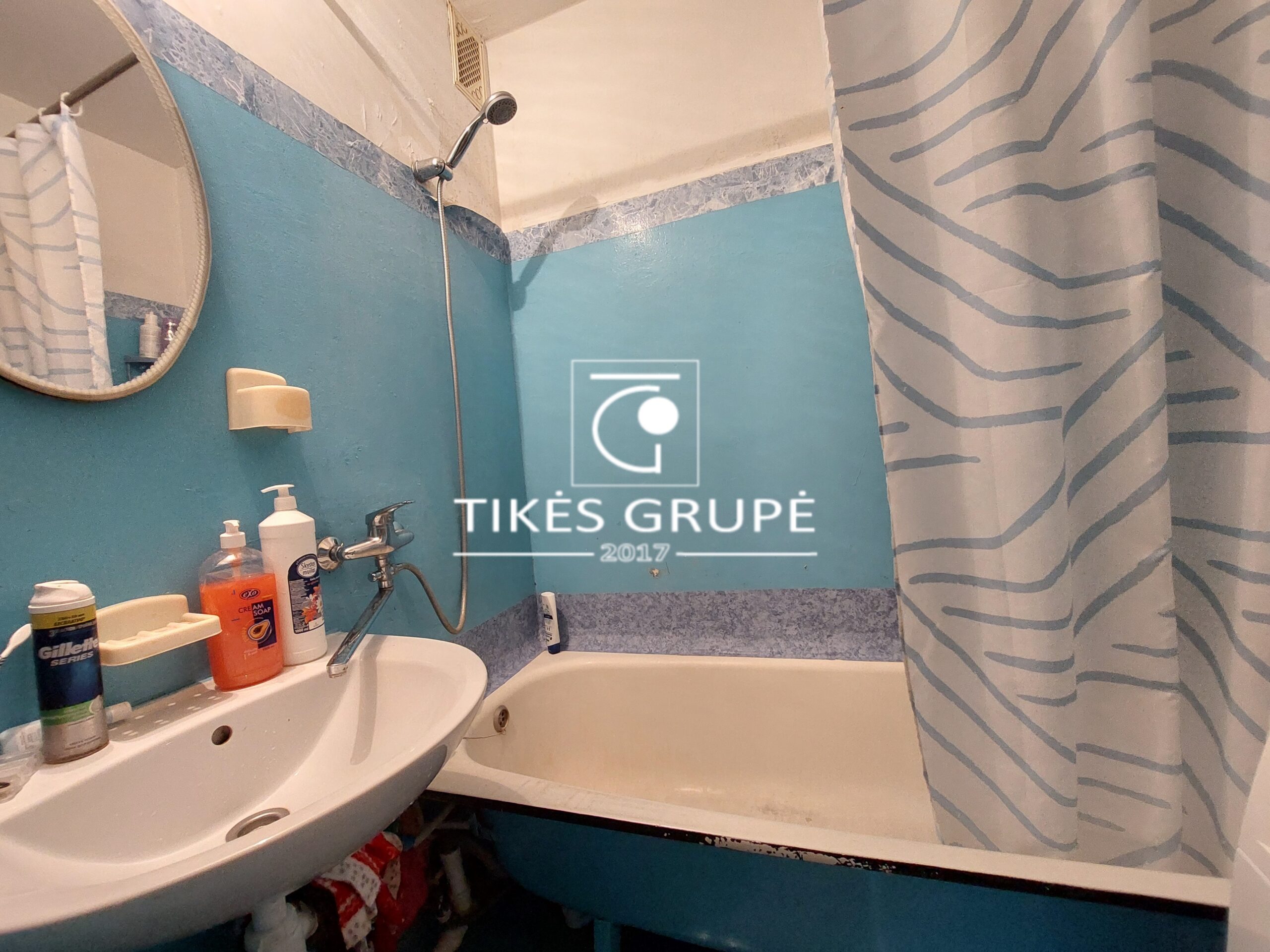 Parduodamas 2 kambarių butas su holu