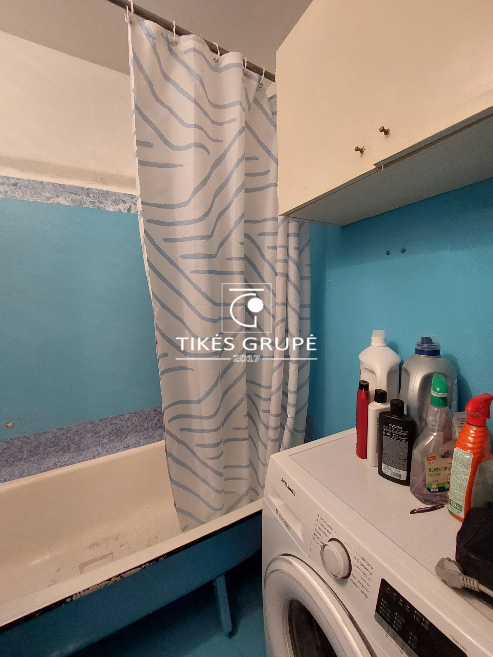 Parduodamas 2 kambarių butas su holu