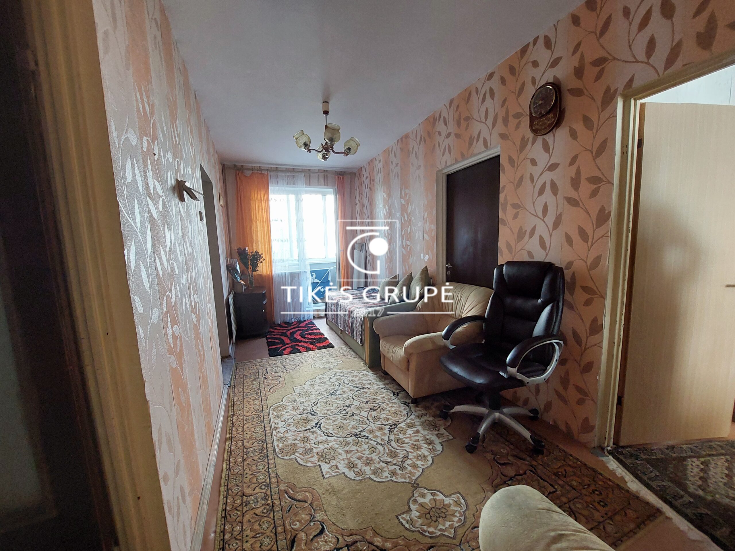 Parduodamas 2 kambarių butas su holu