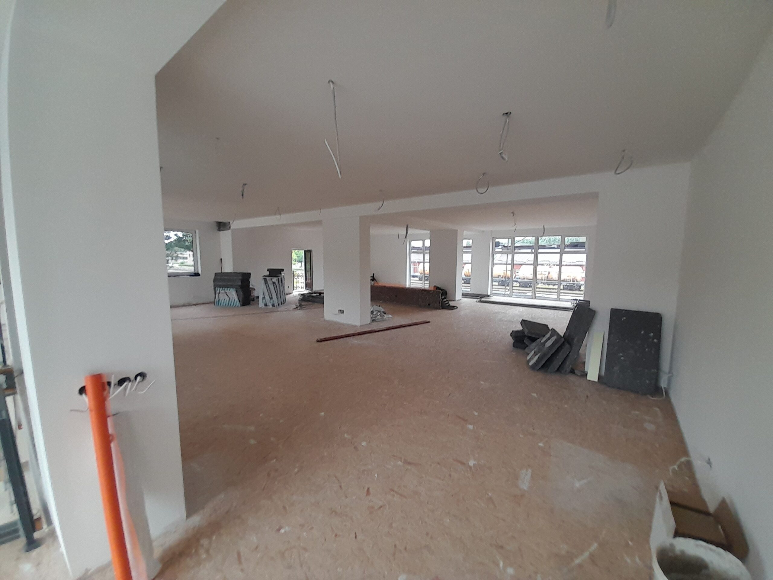 Parduodamos 220 kv.m. Komercinės – maitinimo – paslaugų – prekybinės ar ofisui tinkančios patalpos centre