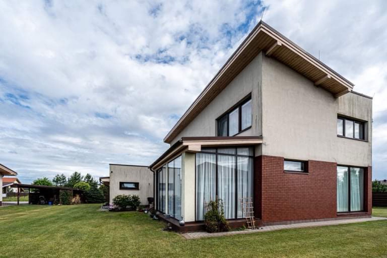 Slengių gyvenvietėje parduodamas 240 kv.m. Dviejų aukštų namas. Gražus ir saugus rajonas šalia Klaipėdos