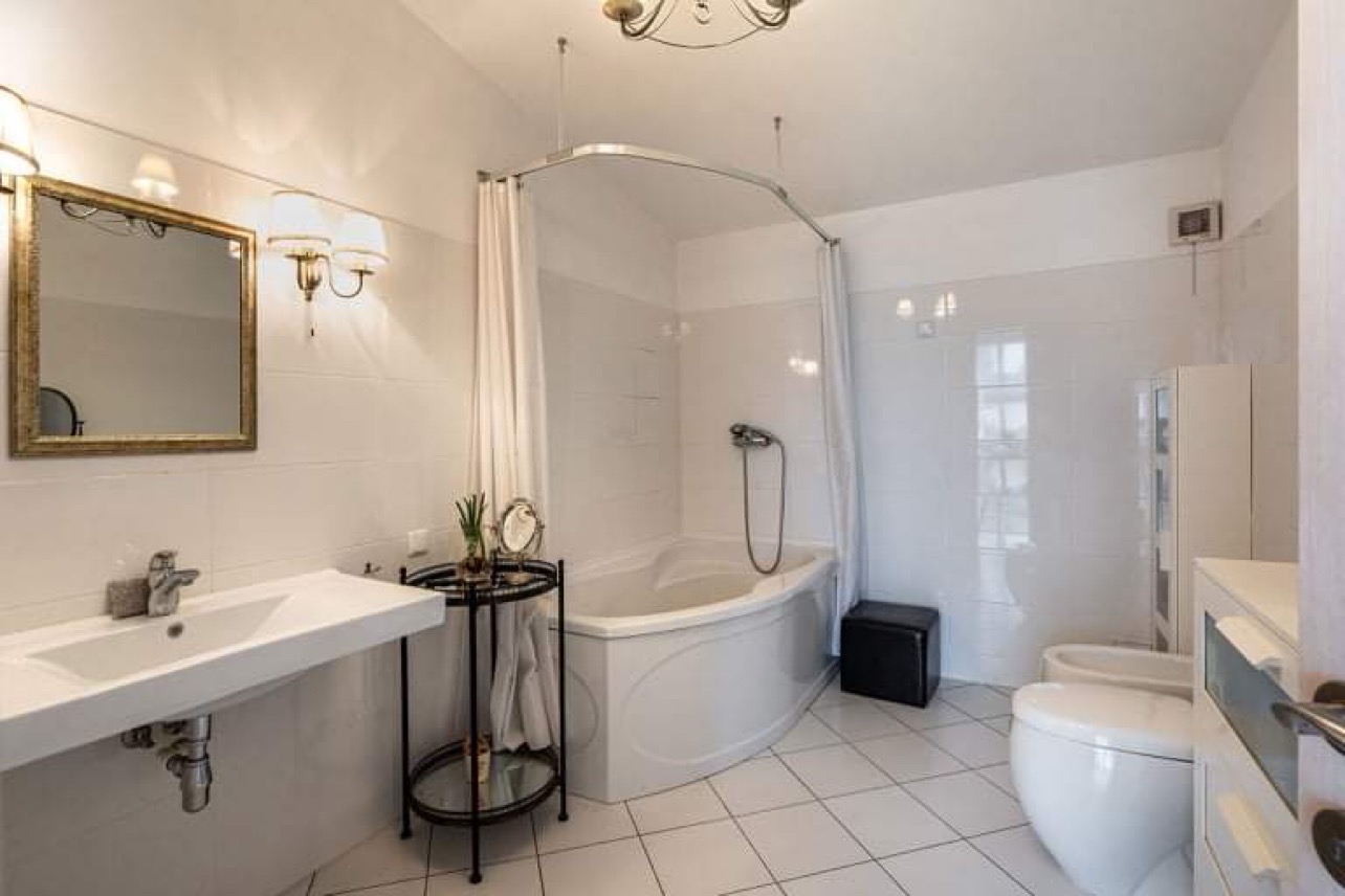 Slengių gyvenvietėje parduodamas 240 kv.m. Dviejų aukštų namas. Gražus ir saugus rajonas šalia Klaipėdos