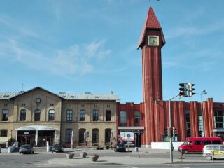 1280px-Senoji_ir_naujoji_Klaipedos_gelezinkelio_stotis