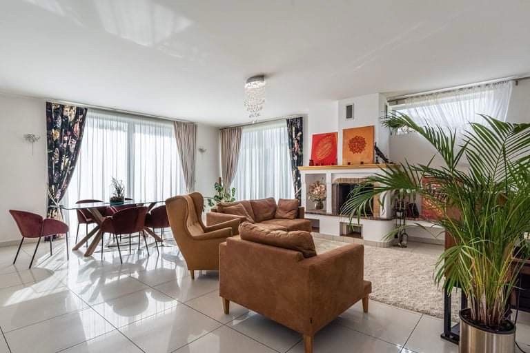 Slengių gyvenvietėje parduodamas 240 kv.m. Dviejų aukštų namas. Gražus ir saugus rajonas šalia Klaipėdos