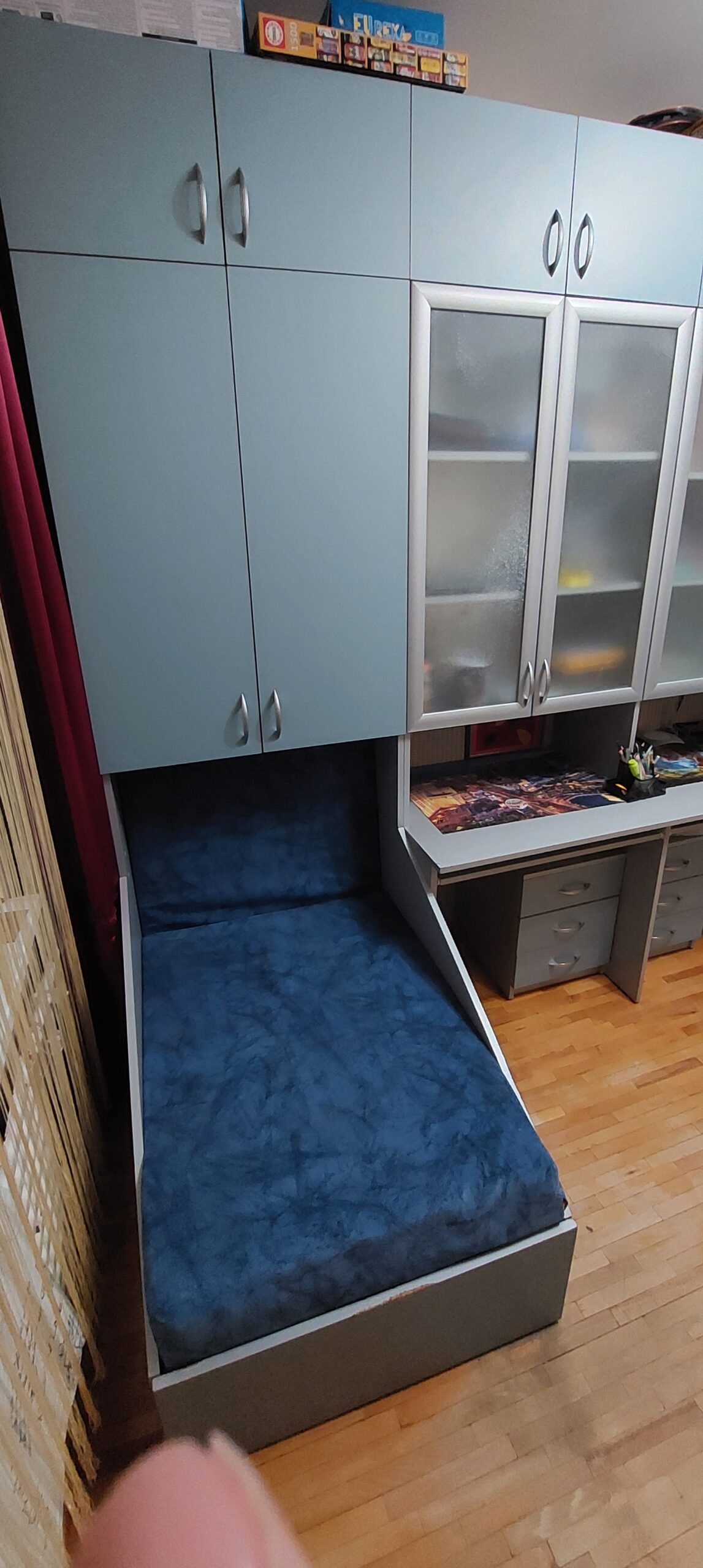 Vaikiškas lovų – sekcijos – spintos – stalai komplektas