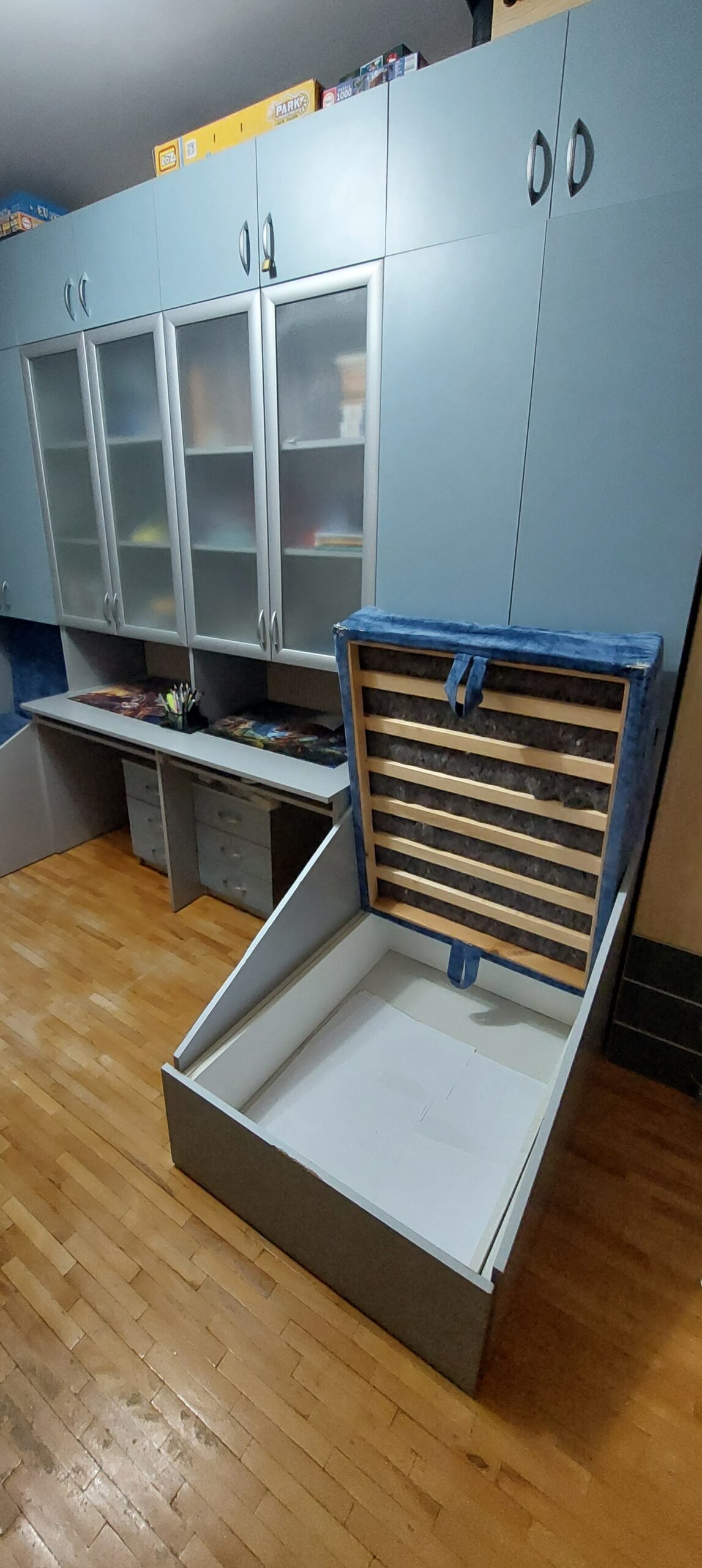 Vaikiškas lovų – sekcijos – spintos – stalai komplektas