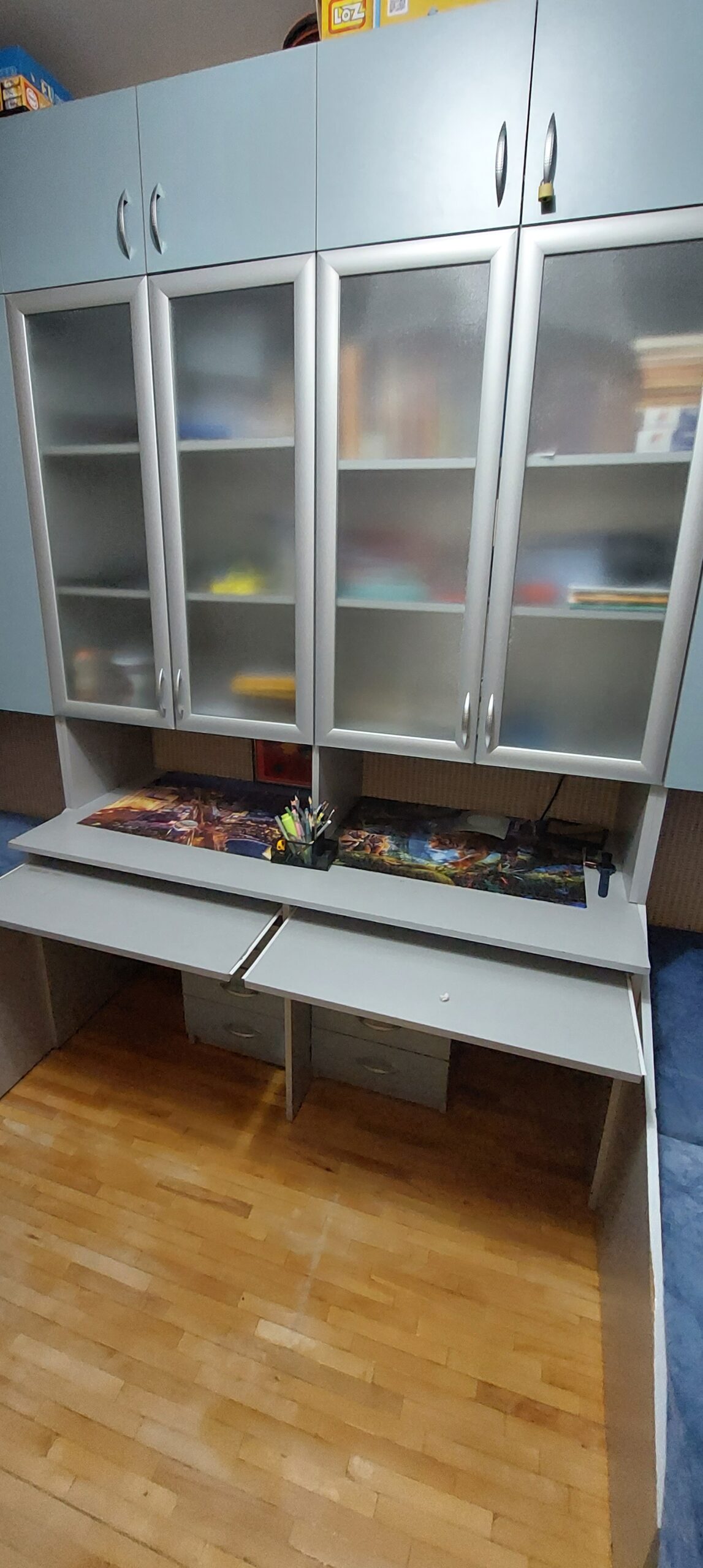 Vaikiškas lovų – sekcijos – spintos – stalai komplektas