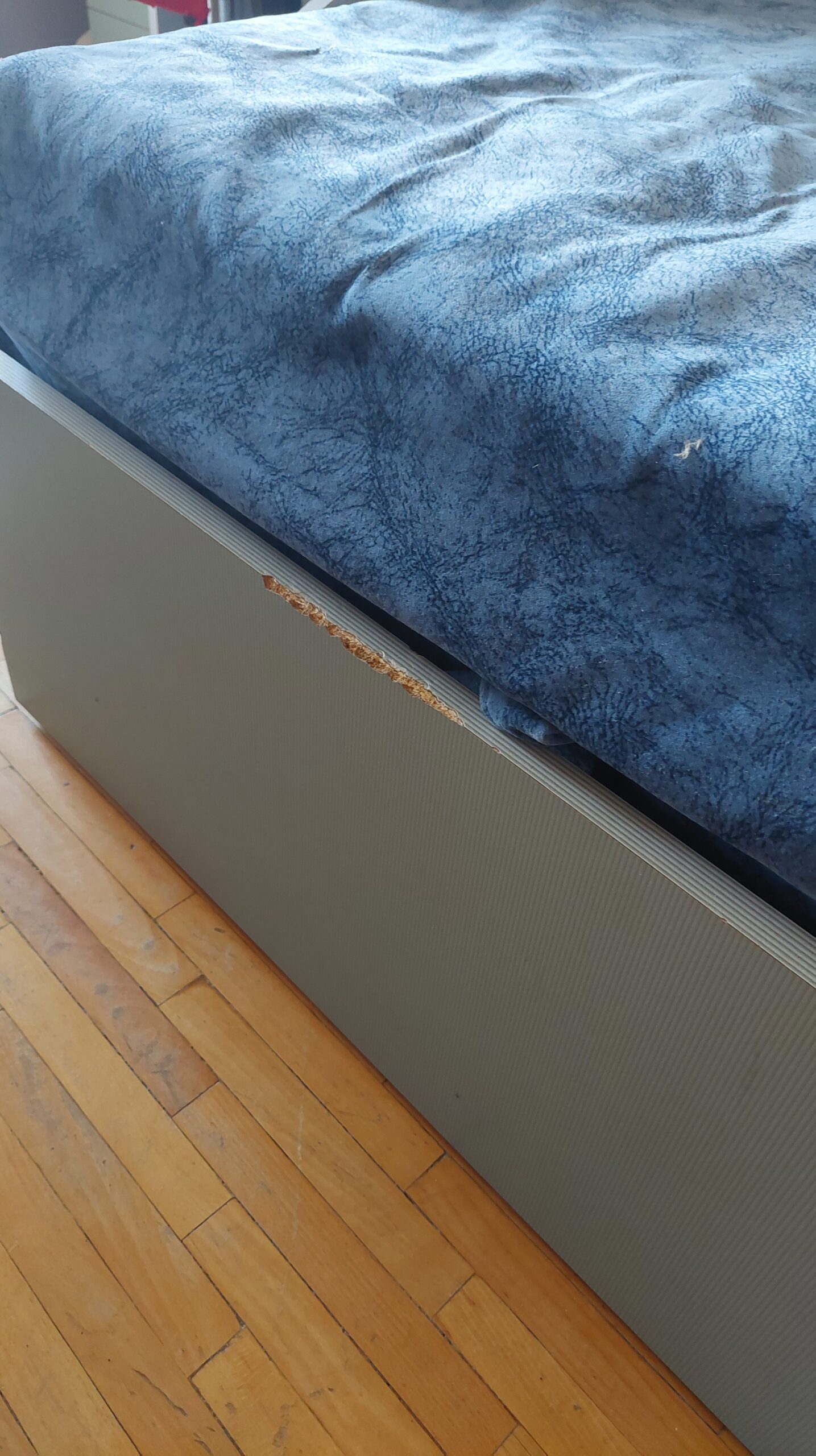 Vaikiškas lovų – sekcijos – spintos – stalai komplektas