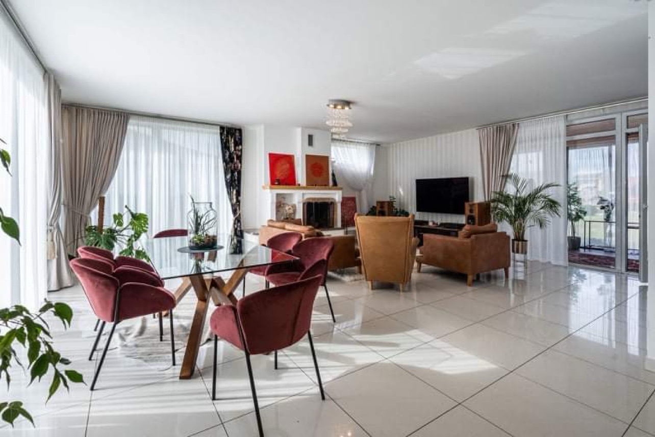 Slengių gyvenvietėje parduodamas 240 kv.m. Dviejų aukštų namas. Gražus ir saugus rajonas šalia Klaipėdos