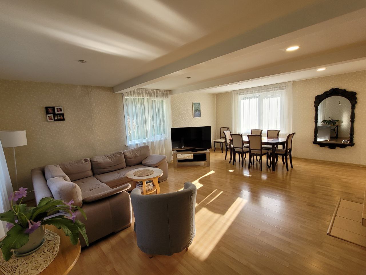 Parduodama rąstinė sodyba