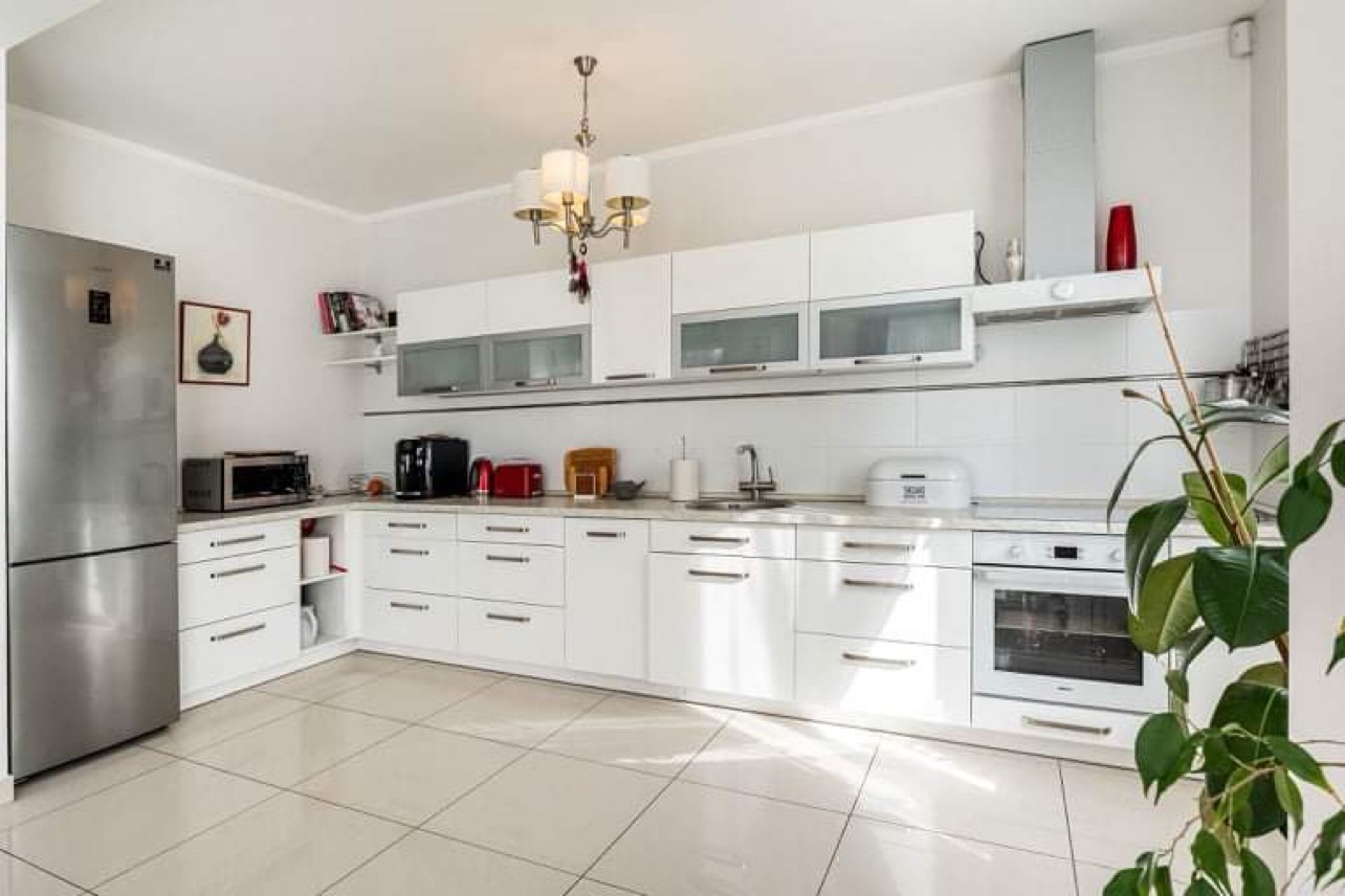 Slengių gyvenvietėje parduodamas 240 kv.m. Dviejų aukštų namas. Gražus ir saugus rajonas šalia Klaipėdos