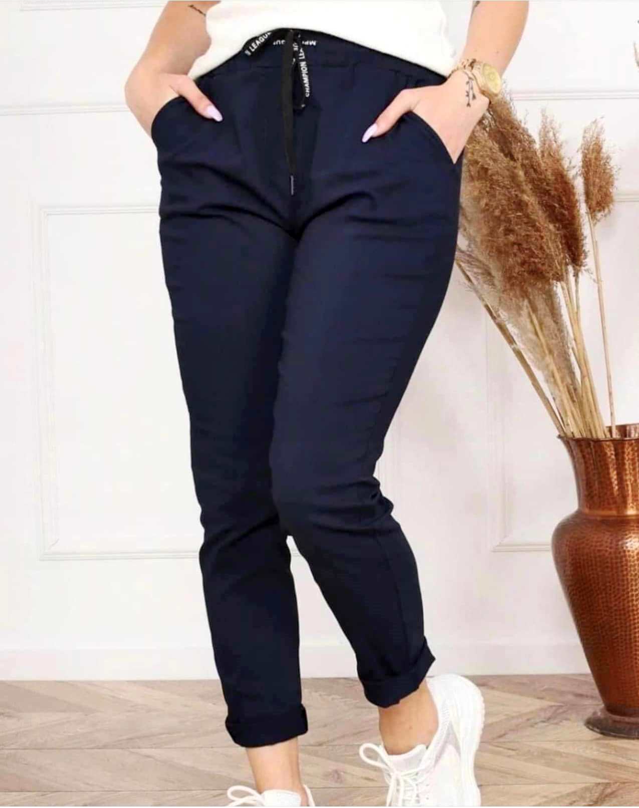 Tamsiai mėlynos kelnės apkūnioms.