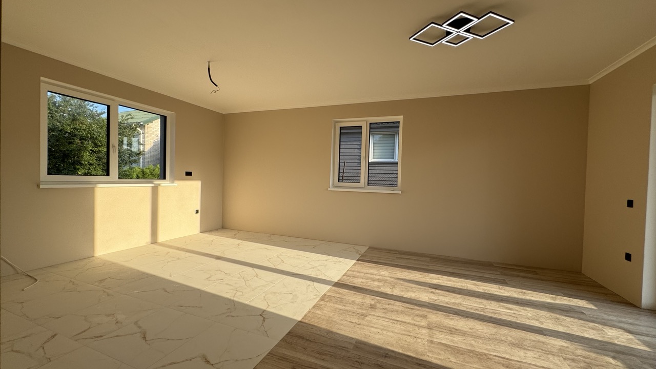 Parduodamas naujos statybos pilnai įrengtas 1 aukšto 80 m² mūrinis namas su 6 a. žemės sklypu.