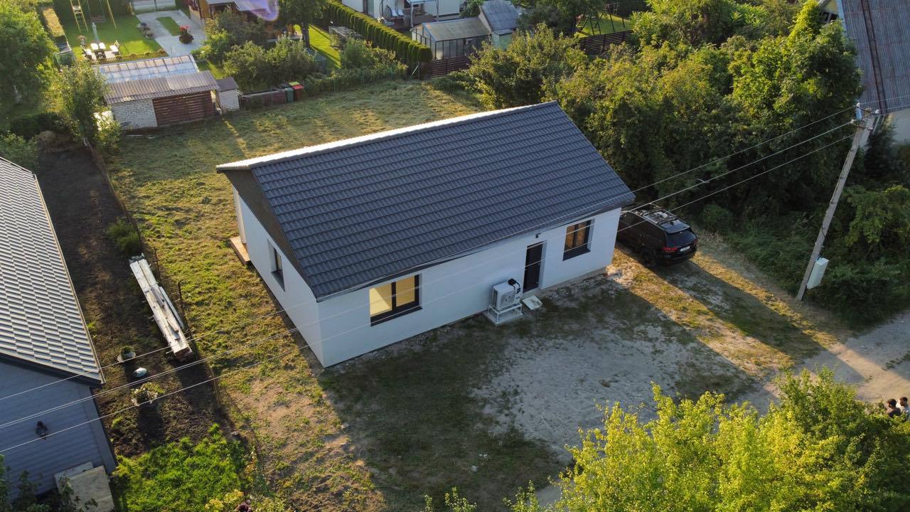 Parduodamas naujos statybos pilnai įrengtas 1 aukšto 80 m² mūrinis namas su 6 a. žemės sklypu.