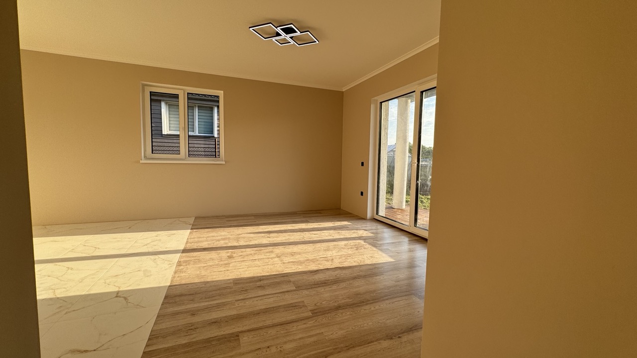 Parduodamas naujos statybos pilnai įrengtas 1 aukšto 80 m² mūrinis namas su 6 a. žemės sklypu.