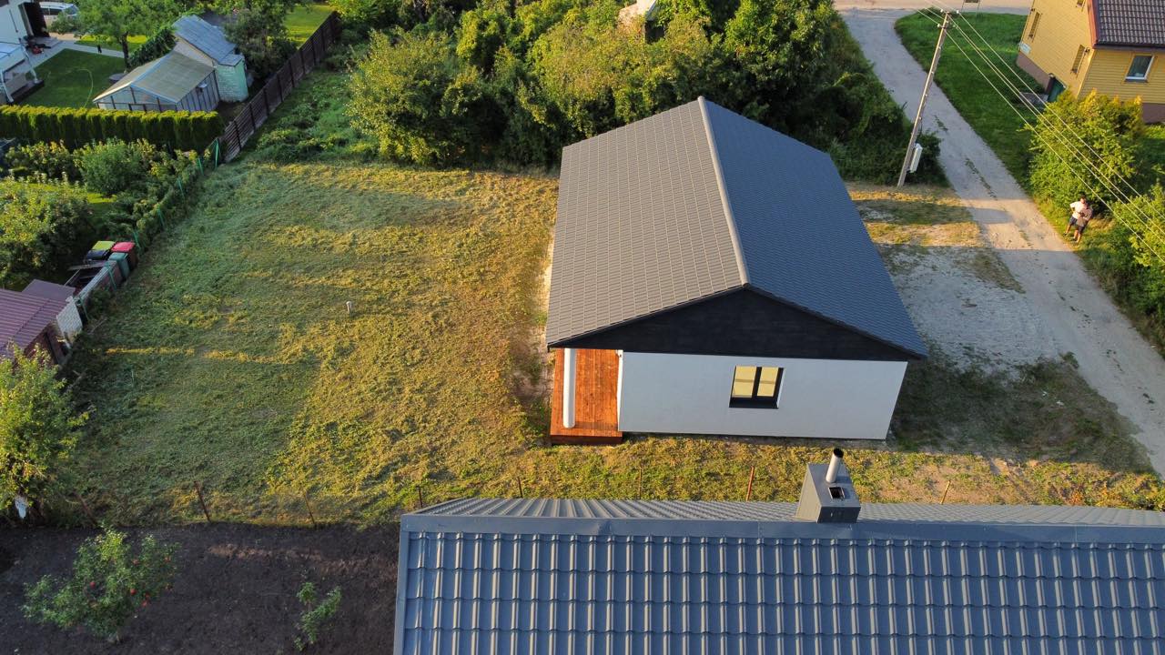 Parduodamas naujos statybos pilnai įrengtas 1 aukšto 80 m² mūrinis namas su 6 a. žemės sklypu.