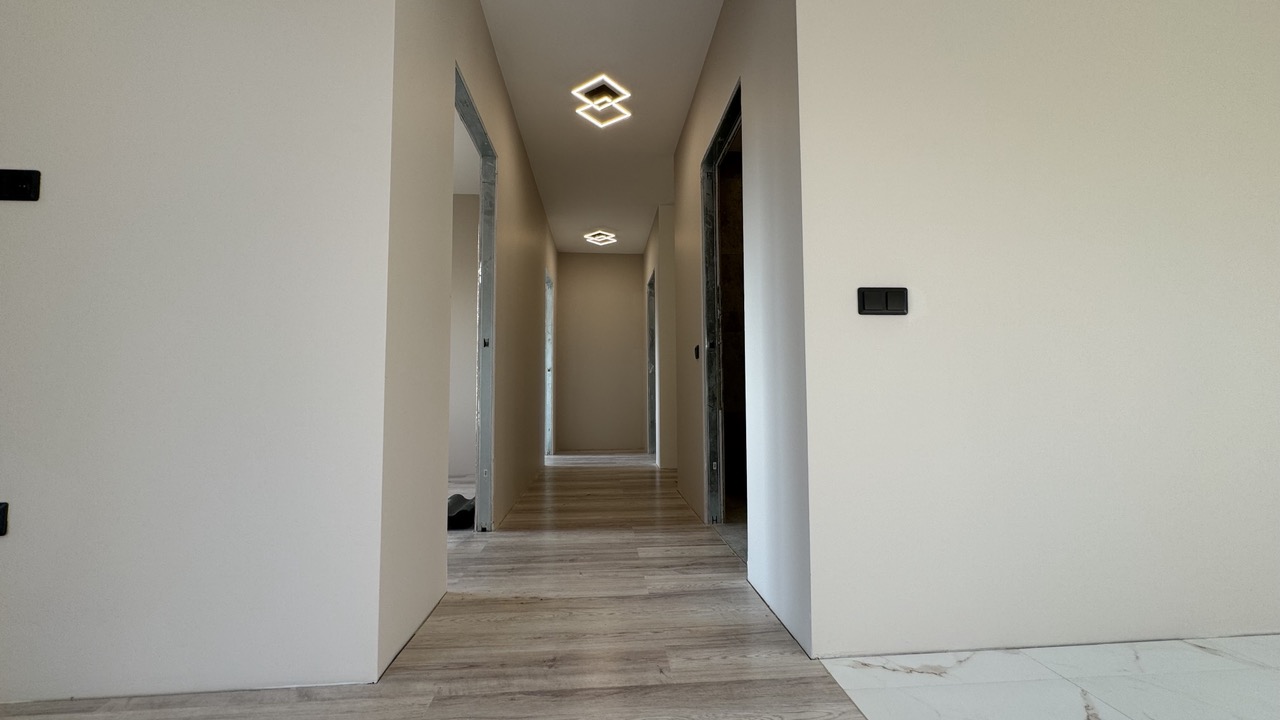 Parduodamas naujos statybos pilnai įrengtas 1 aukšto 80 m² mūrinis namas su 6 a. žemės sklypu.