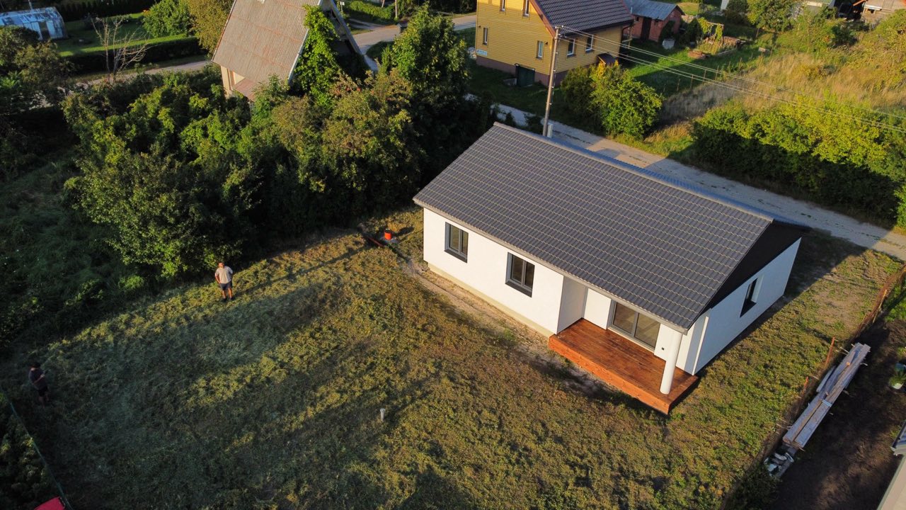 Parduodamas naujos statybos pilnai įrengtas 1 aukšto 80 m² mūrinis namas su 6 a. žemės sklypu.