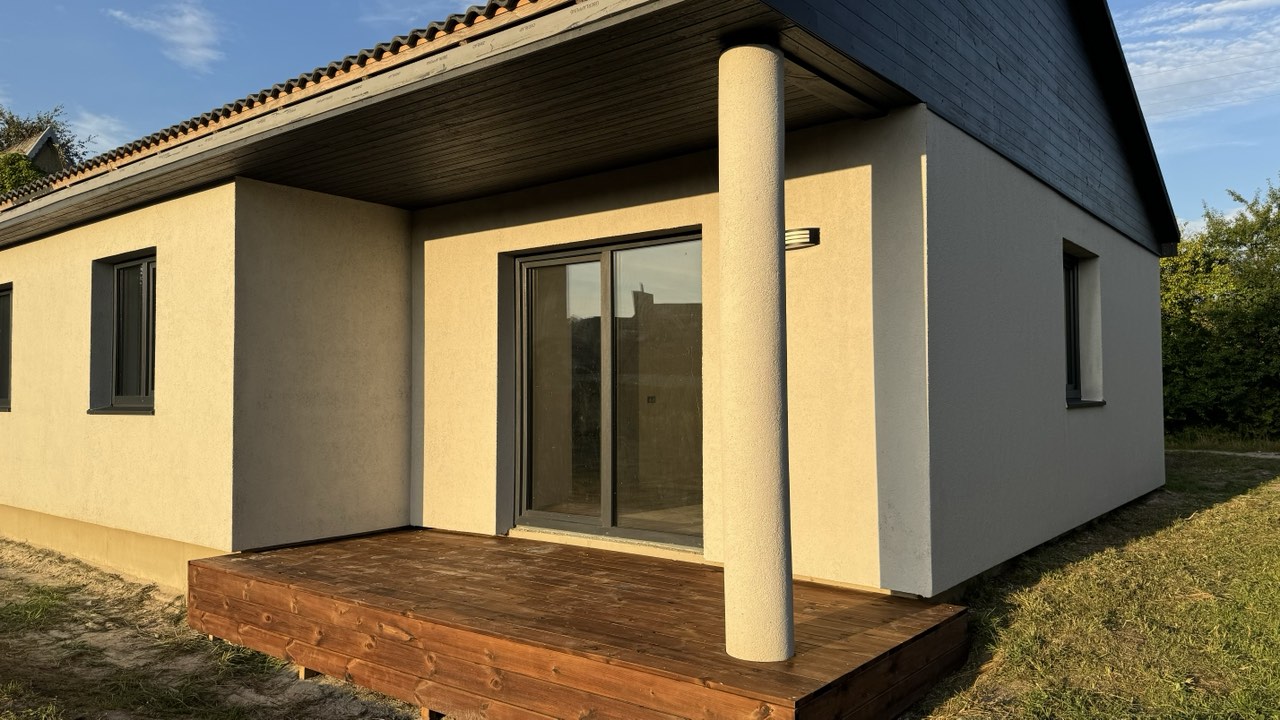 Parduodamas naujos statybos pilnai įrengtas 1 aukšto 80 m² mūrinis namas su 6 a. žemės sklypu.