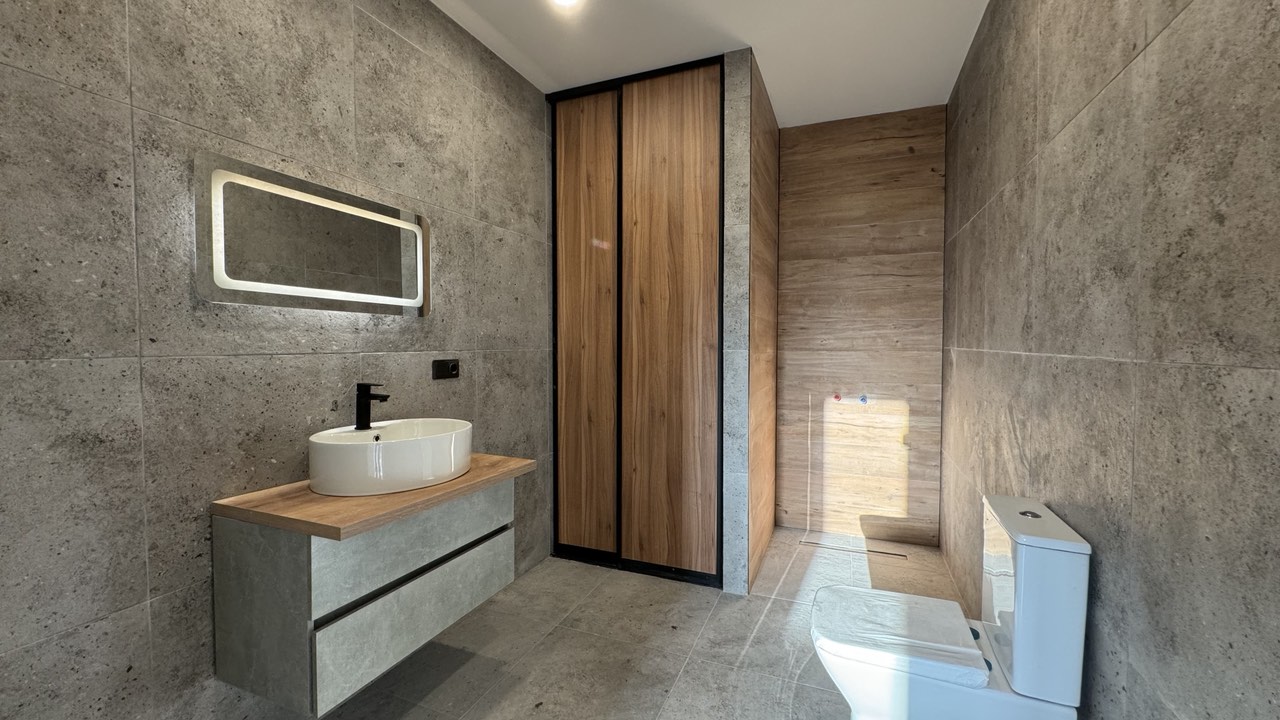 Parduodamas naujos statybos pilnai įrengtas 1 aukšto 80 m² mūrinis namas su 6 a. žemės sklypu.