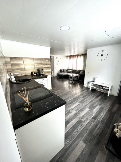 Parduodamu 2 kambarių pilnai įrengtą butą, nuosavo namo dalyje