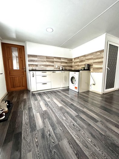 Parduodamu 2 kambarių pilnai įrengtą butą, nuosavo namo dalyje