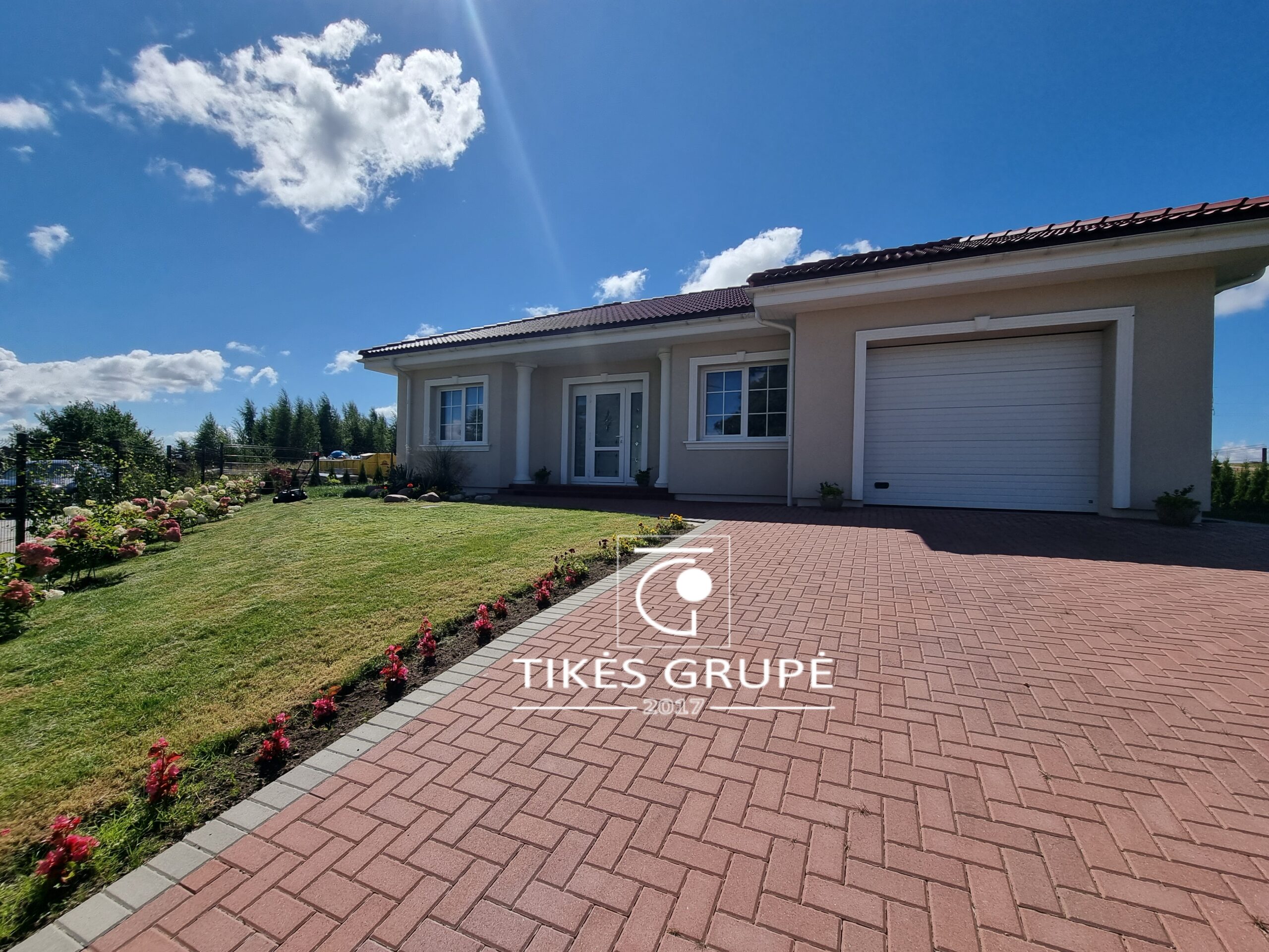 Klaipėdos raj., Slengiuose., Išskirtinėje vietoje, ant kalvos, parduodamas 151.98 kv.m mūrinis namas su garažu. Sklypas 8 arai.