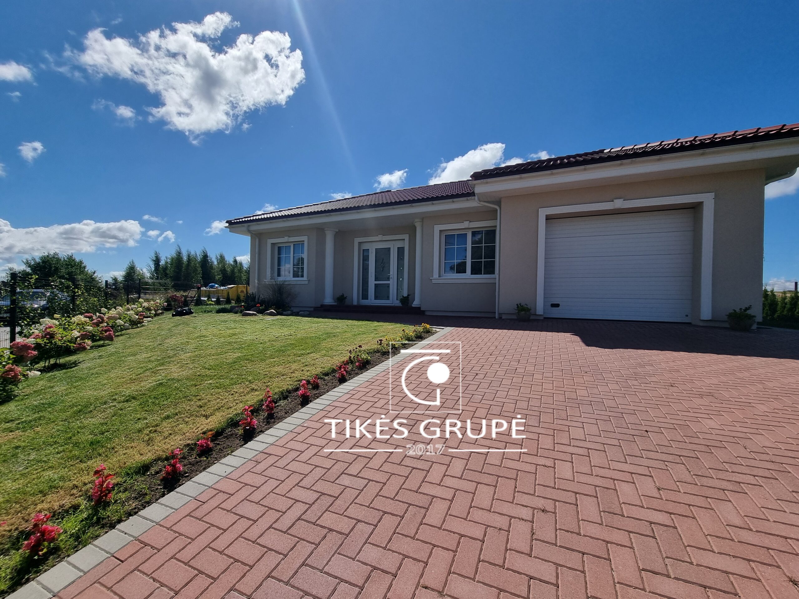 Klaipėdos raj., Slengiuose., Išskirtinėje vietoje, ant kalvos, parduodamas 151.98 kv.m mūrinis namas su garažu. Sklypas 8 arai.