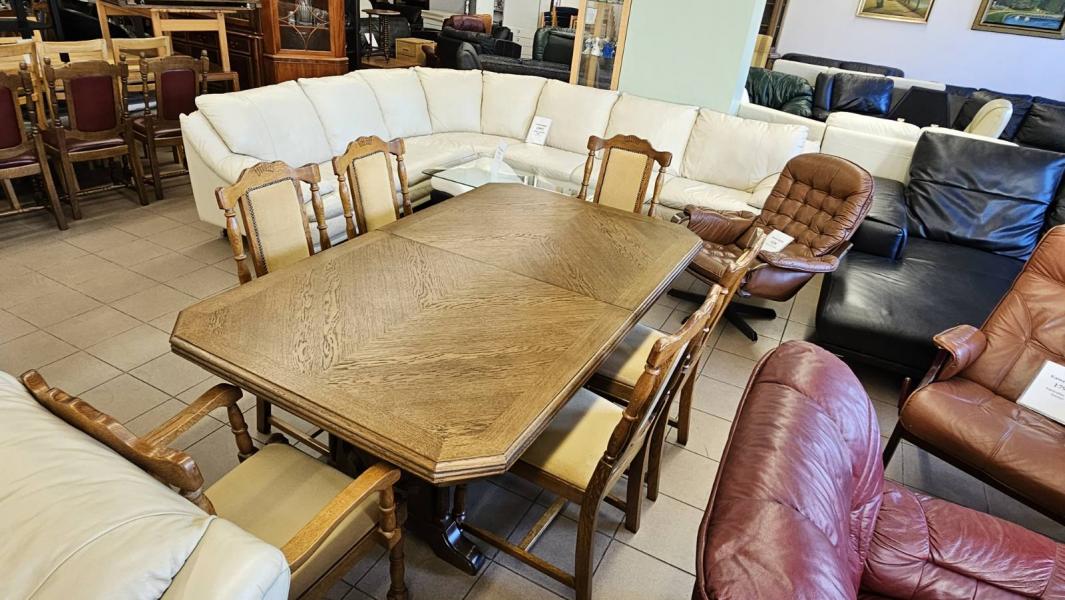 Valgomojo stalas su 7 kėdėmis